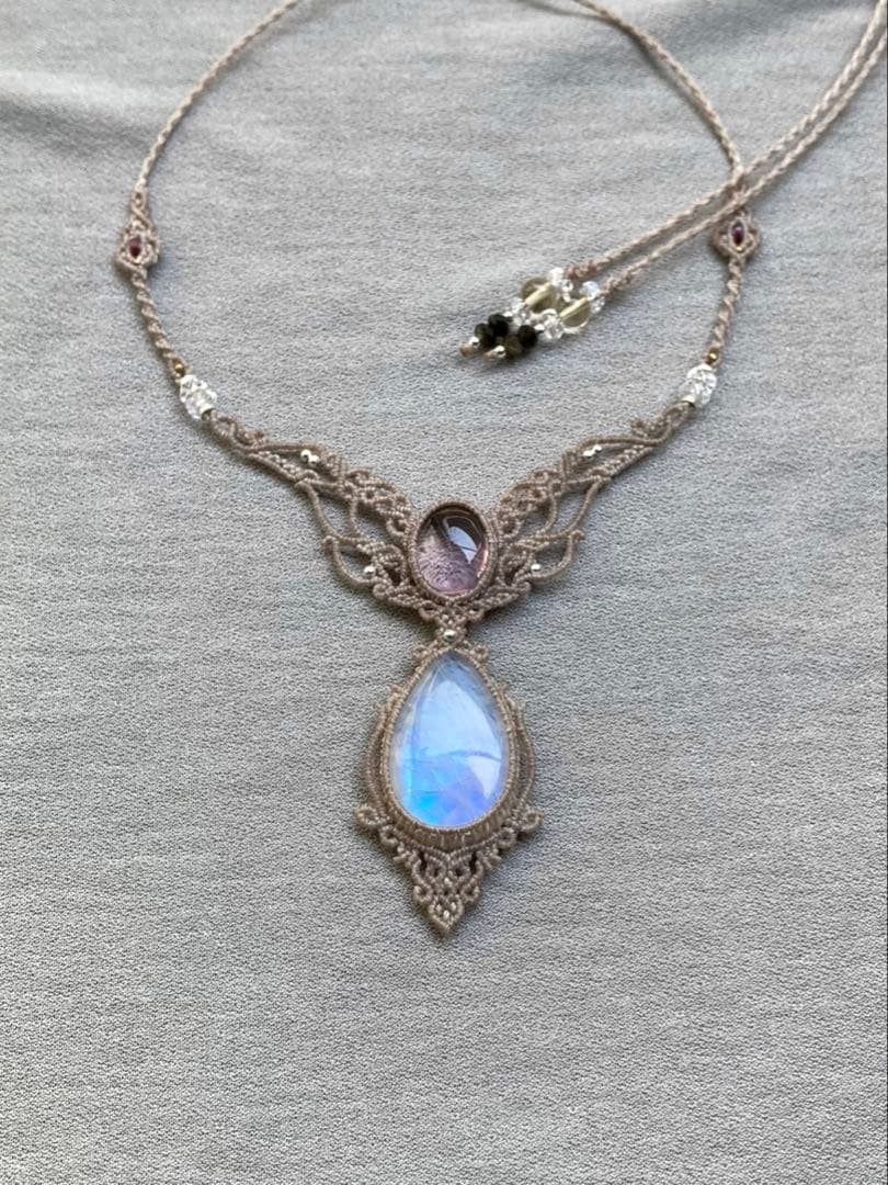 レインボームーンストーン　アメジスト　マクラメネックレス