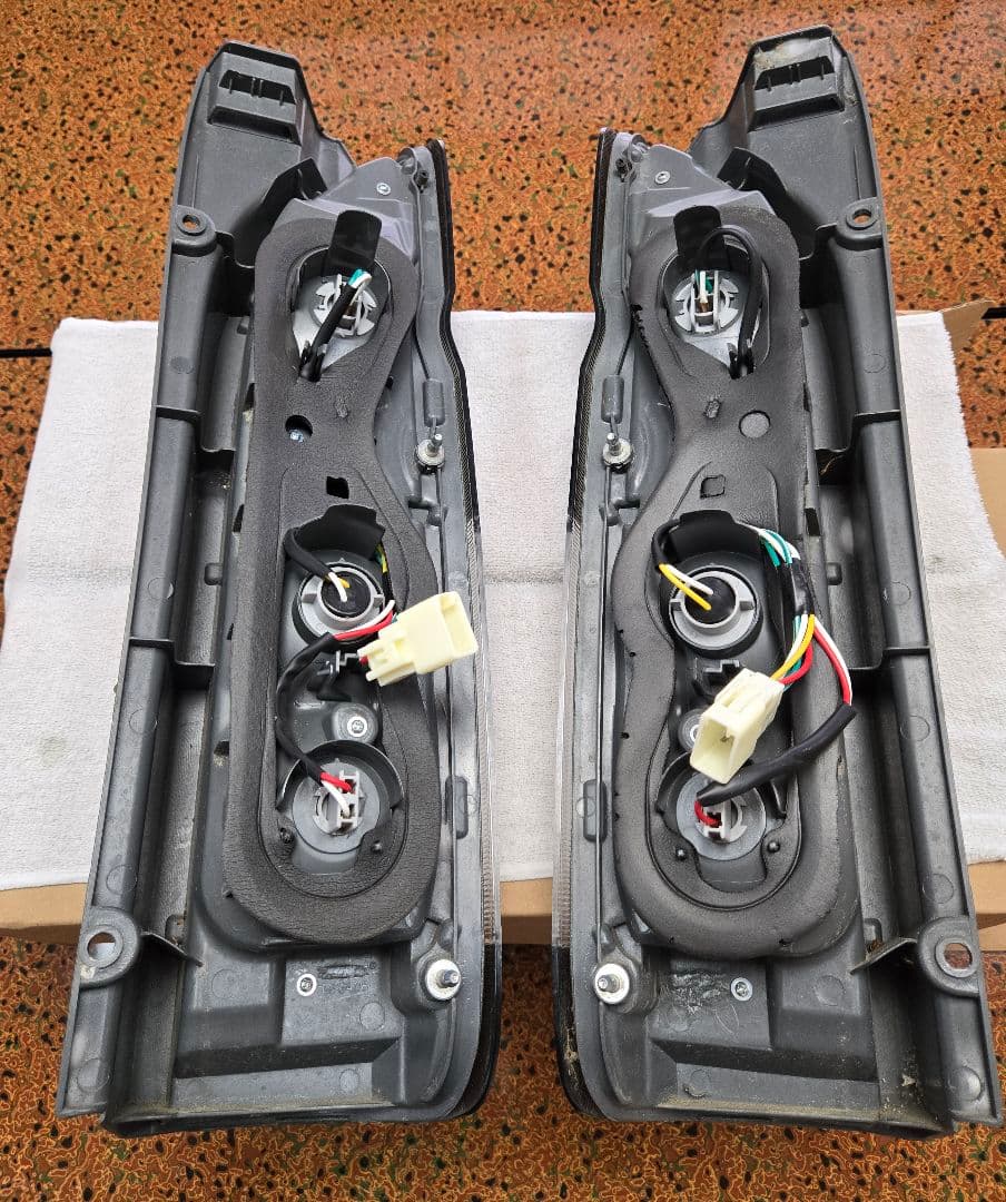 ハイエース　200系　スモークテールランプ 左右セット　送料込み　VLAND