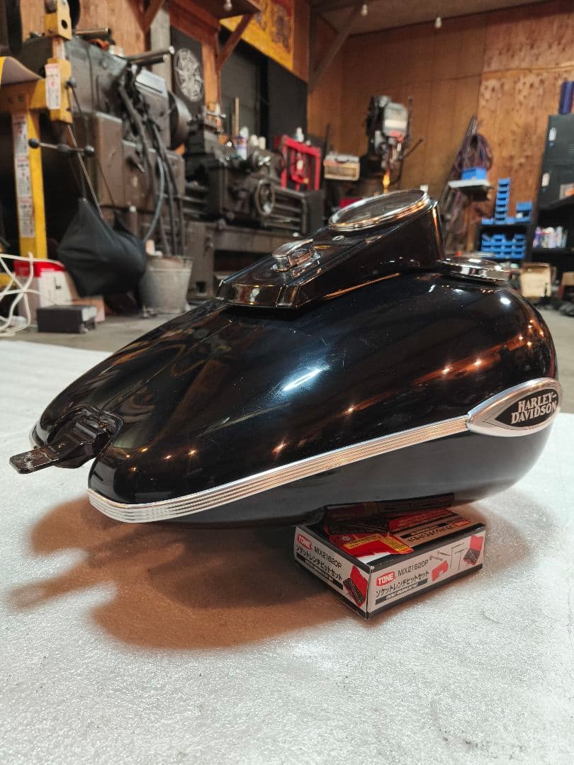 ハーレーダビットソン　FLSTC純正タンク