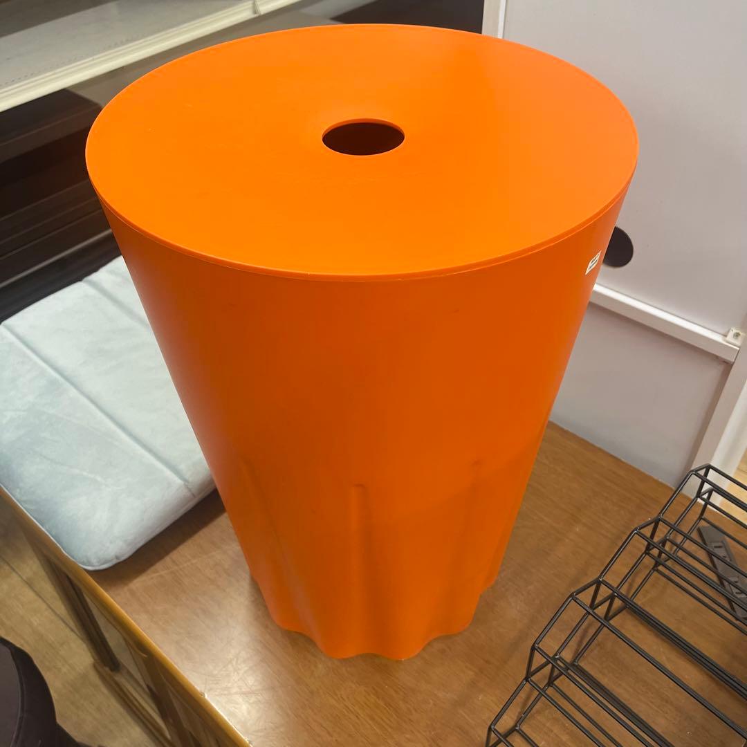 ドイツメーカー　AUTHENTICS オウセンティックス　　ランドリースツール