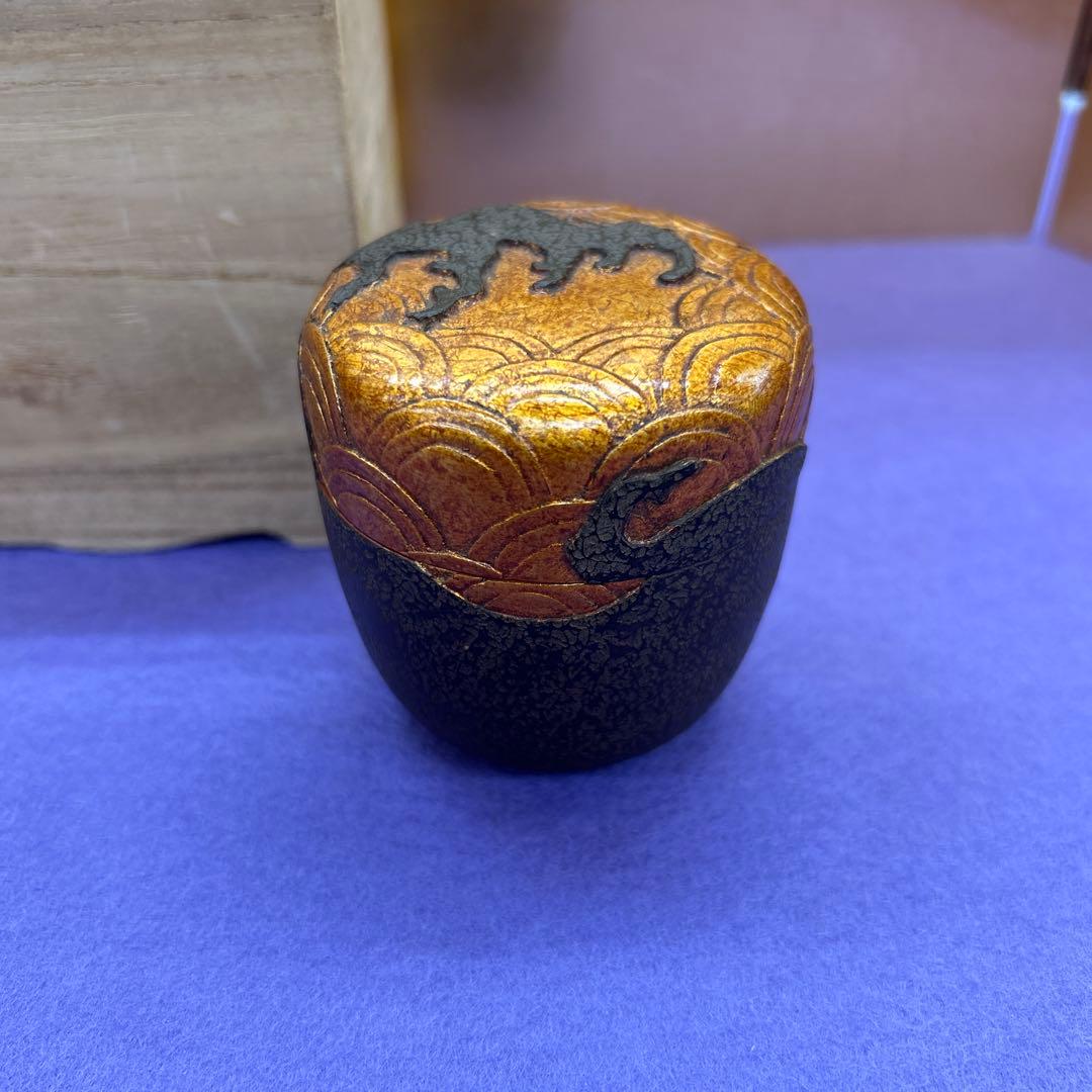 【50】鎌倉彫 金溜塗 青海波 棗 共箱附・波棗 茶道具 伝統工芸