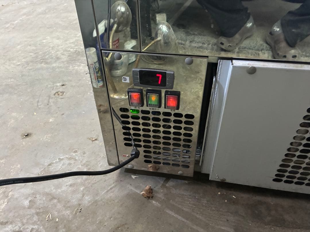 3段ガラスショーケース 100V 動作良好　送料込み