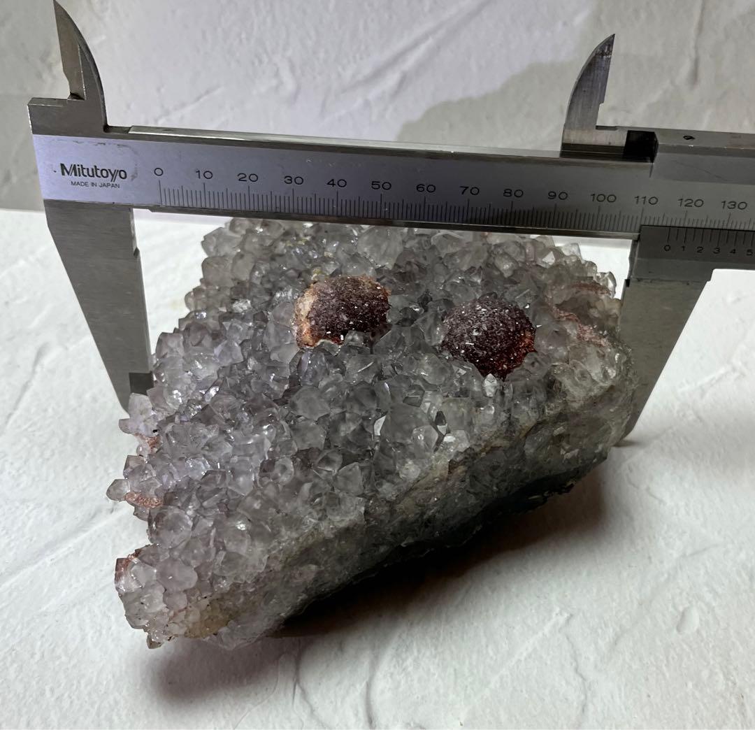 アメジストの中に面白い丸い内包物が入ったアメジストクラスター