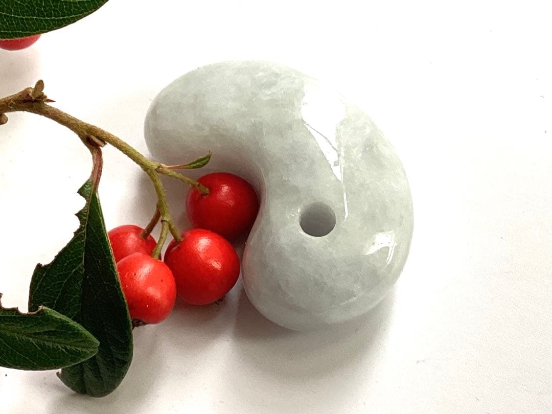 ✳白色糸魚川翡翠勾玉　本物保証品ジェダイト　即ご決断購入を　御守りをお身近に‼️