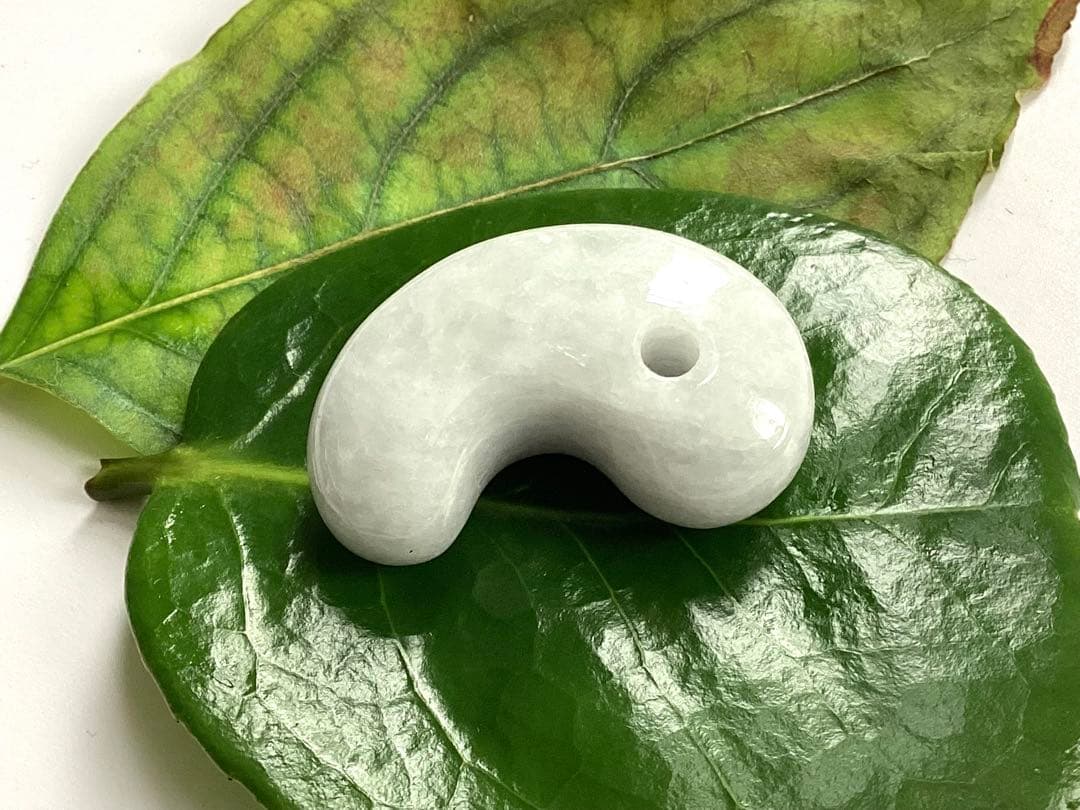 ✳白色糸魚川翡翠勾玉　本物保証品ジェダイト　即ご決断購入を　御守りをお身近に‼️