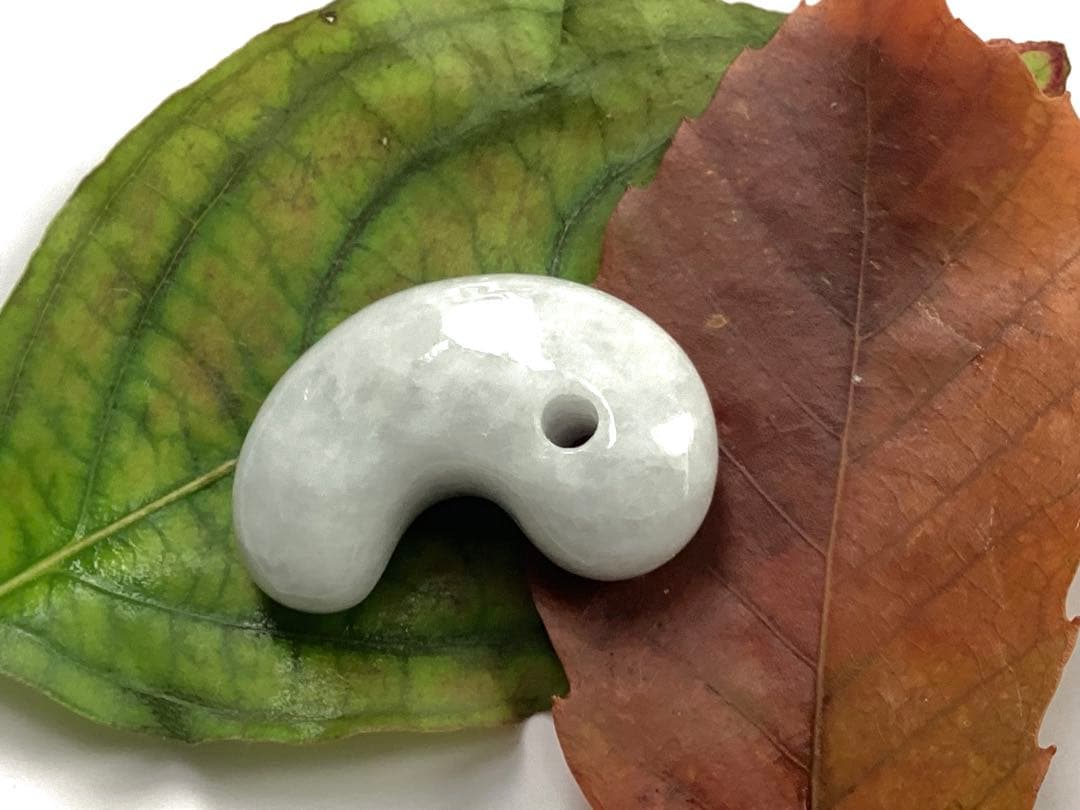 ✳白色糸魚川翡翠勾玉　本物保証品ジェダイト　即ご決断購入を　御守りをお身近に‼️