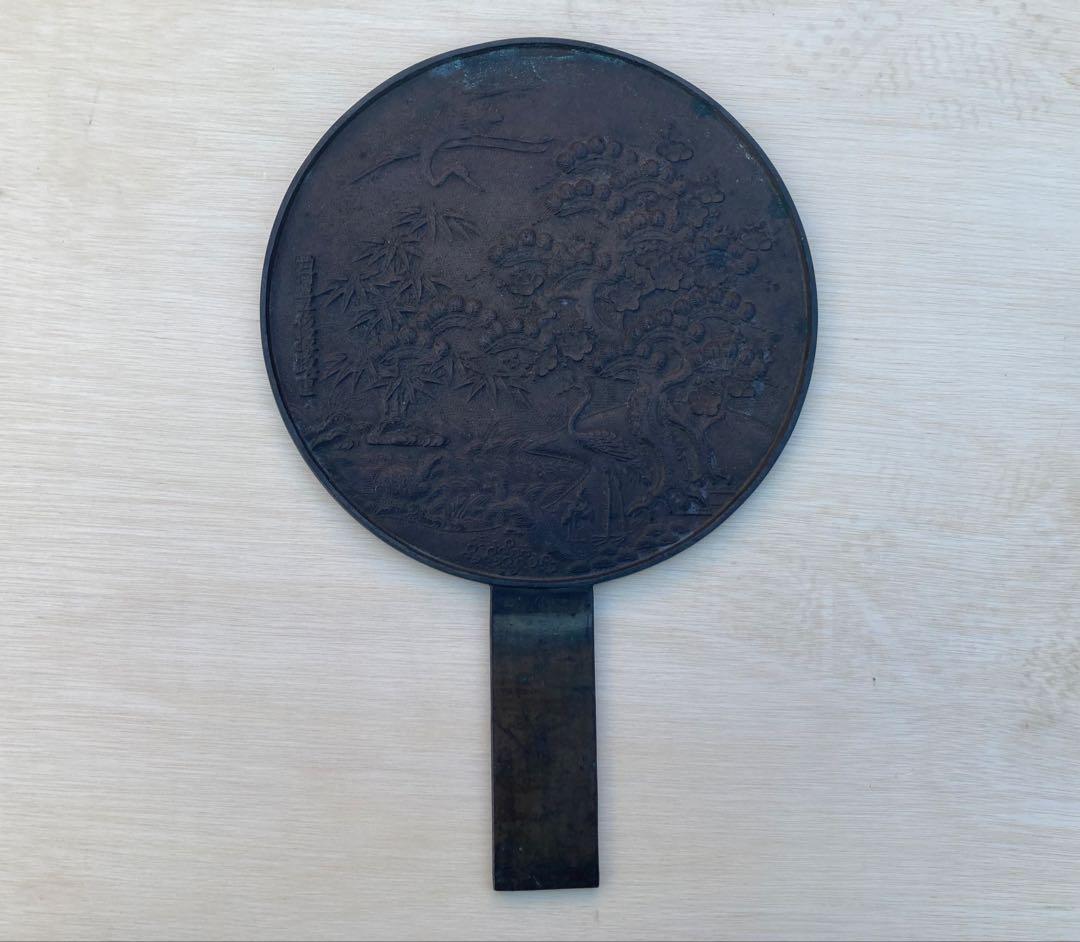 金属製円形工芸品 自然の風景彫刻