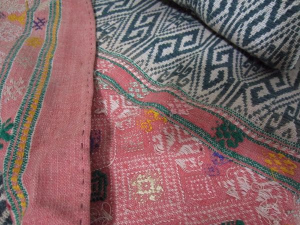 ★ラオスの浮き織り　ブランケット　70～80年前の古布　2　アンティーク