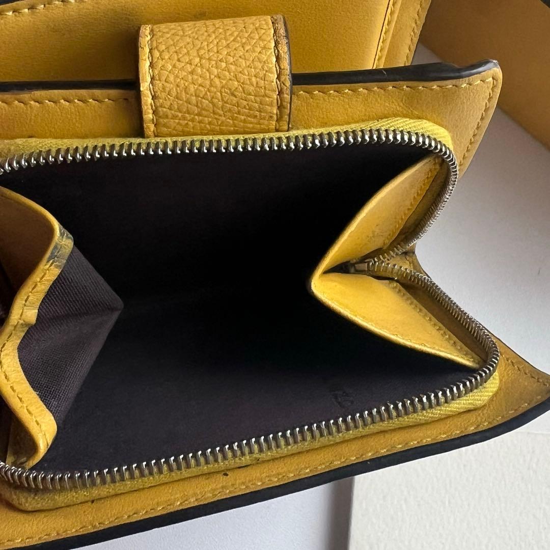 32 美品 FENDI フェンディ ズッカ 2つ折り財布