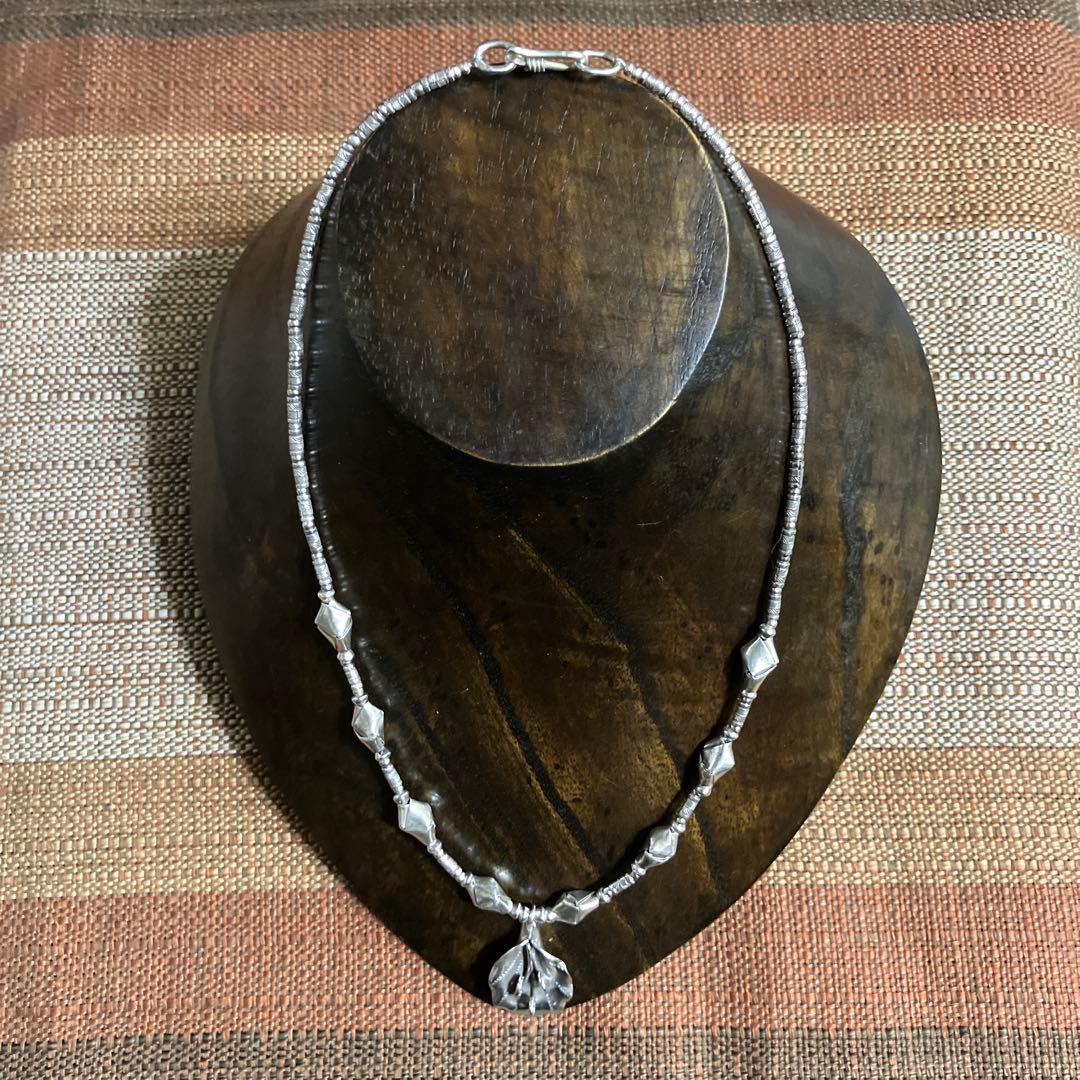 カレンシルバー、ボタニカルなデザインネックレス