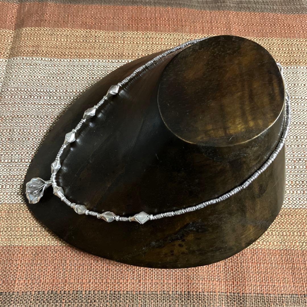 カレンシルバー、ボタニカルなデザインネックレス