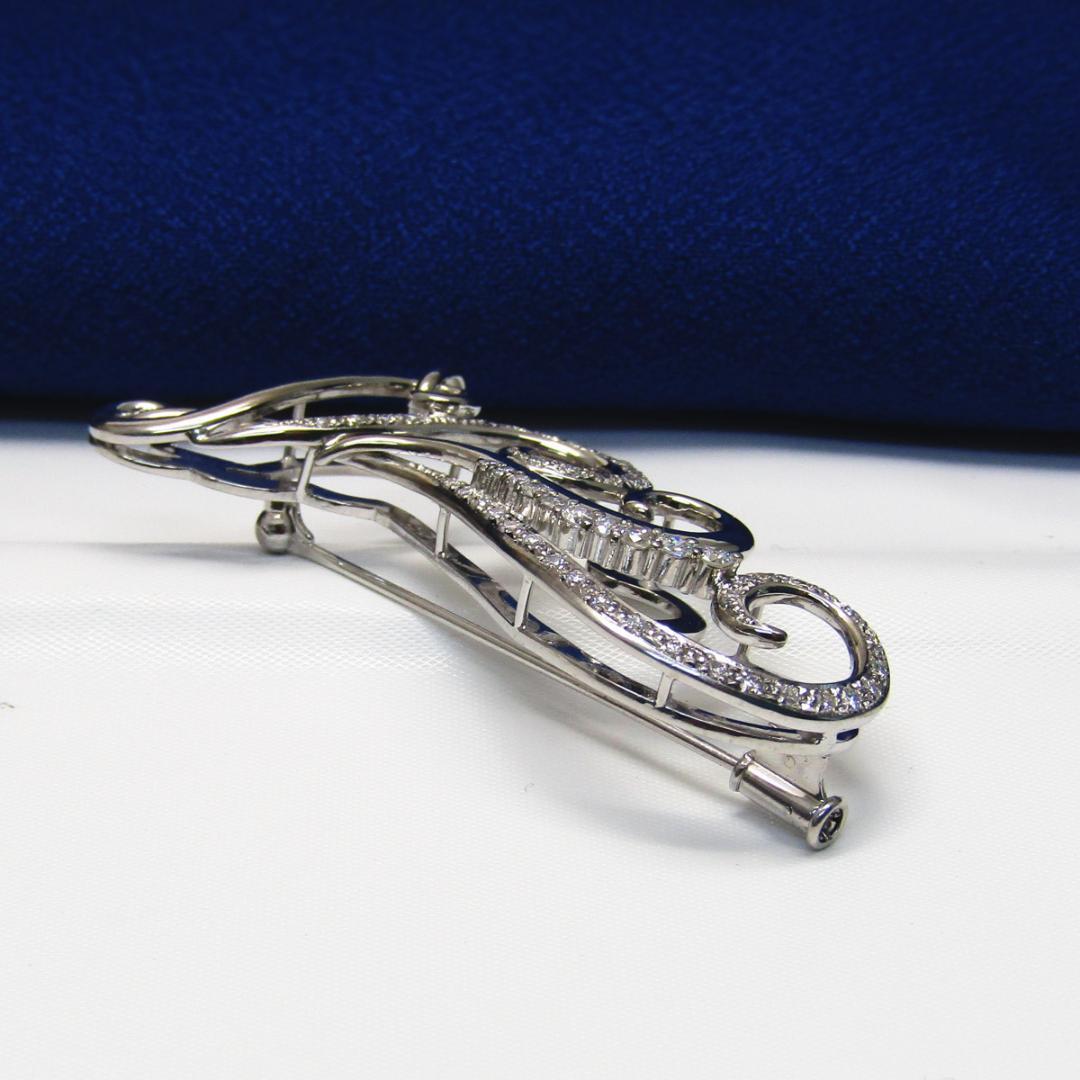 プラチナ ダイヤモンドデザインブローチ