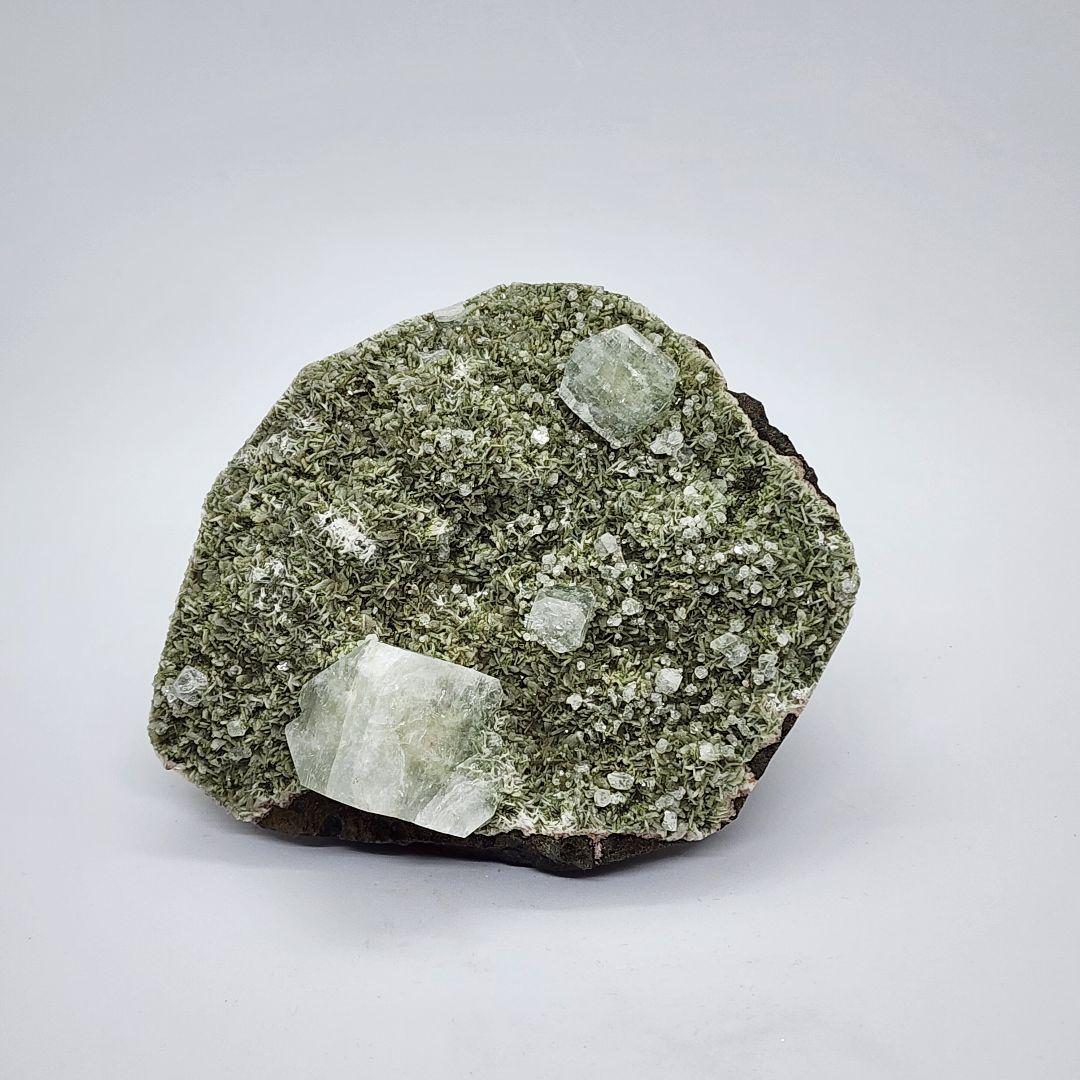 神秘の緑結晶 アポフィライト＆カルサイト原石 - 魂浄化のスピリチュアルストーン