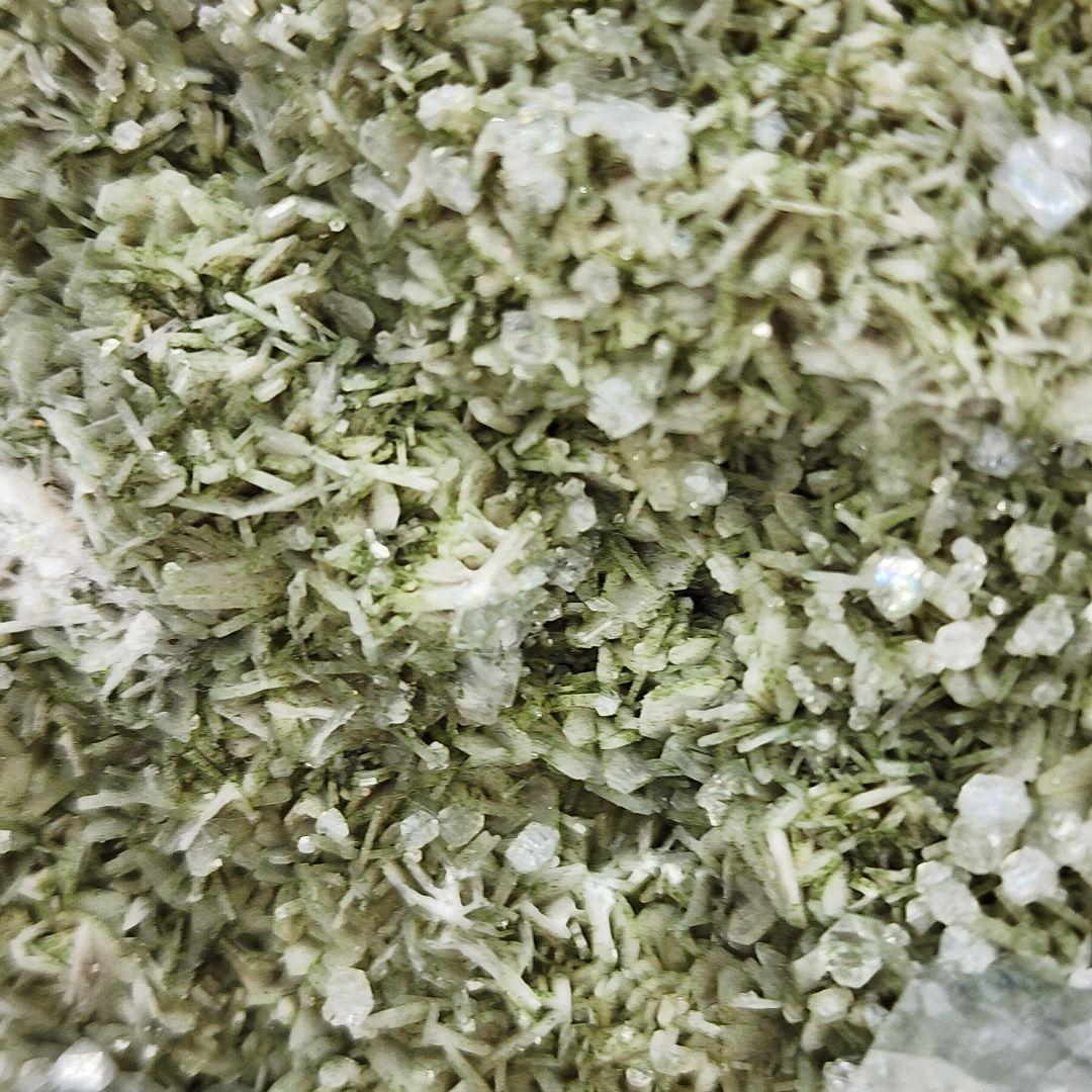 神秘の緑結晶 アポフィライト＆カルサイト原石 - 魂浄化のスピリチュアルストーン