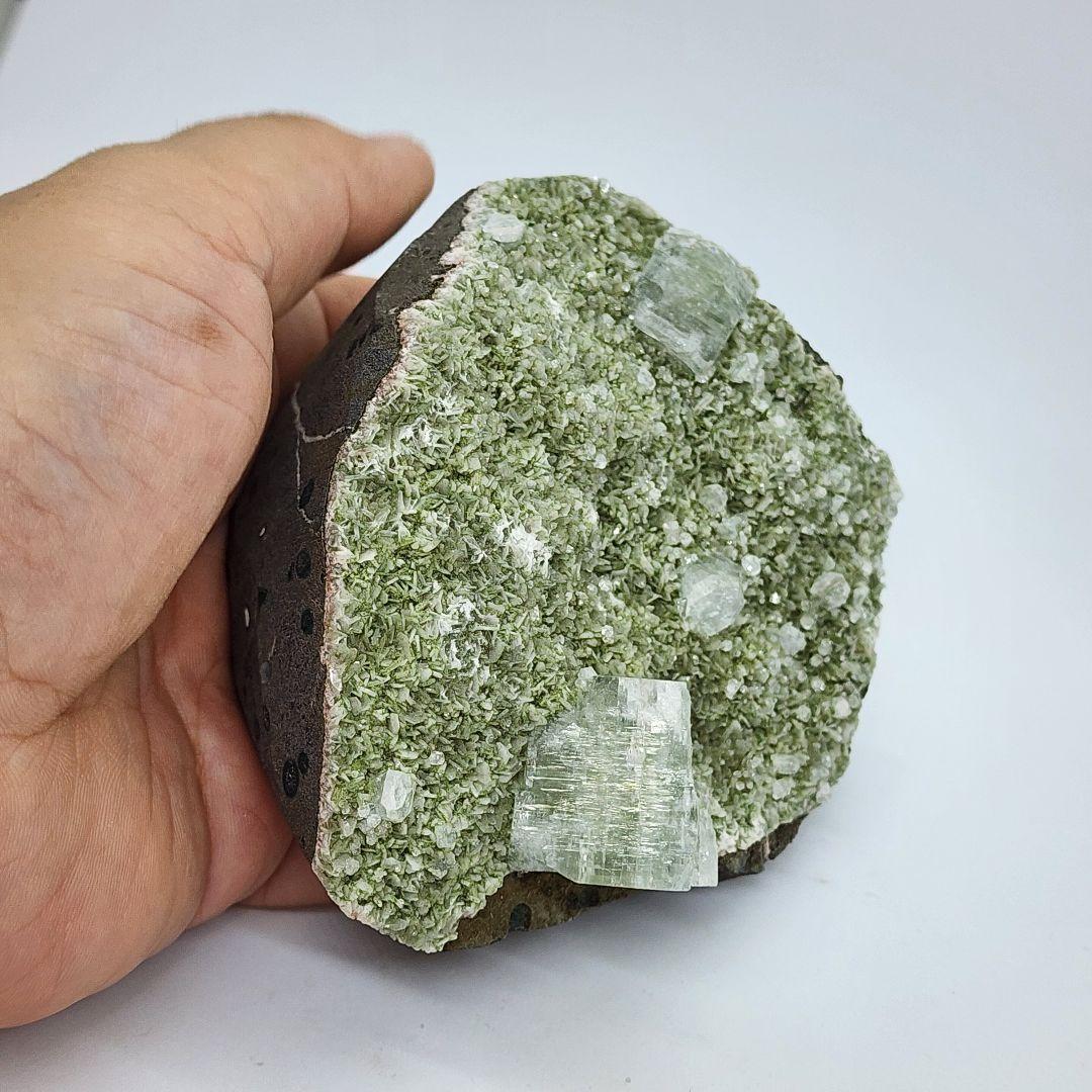 神秘の緑結晶 アポフィライト＆カルサイト原石 - 魂浄化のスピリチュアルストーン