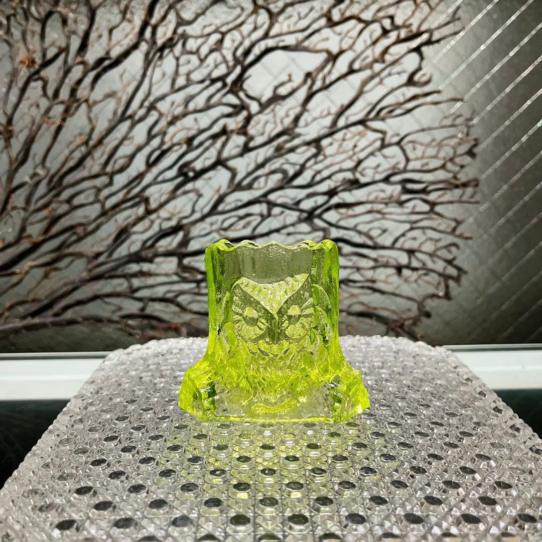 骨董　カナリアイエロー　プレス　梟　フクロウ　文鎮　花瓶　ピック入れ　ウラン