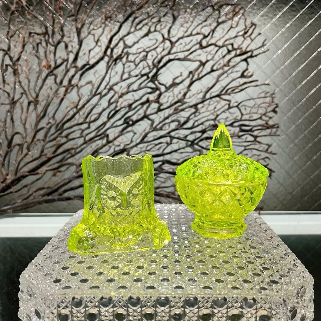 骨董　カナリアイエロー　プレス　梟　フクロウ　文鎮　花瓶　ピック入れ　ウラン