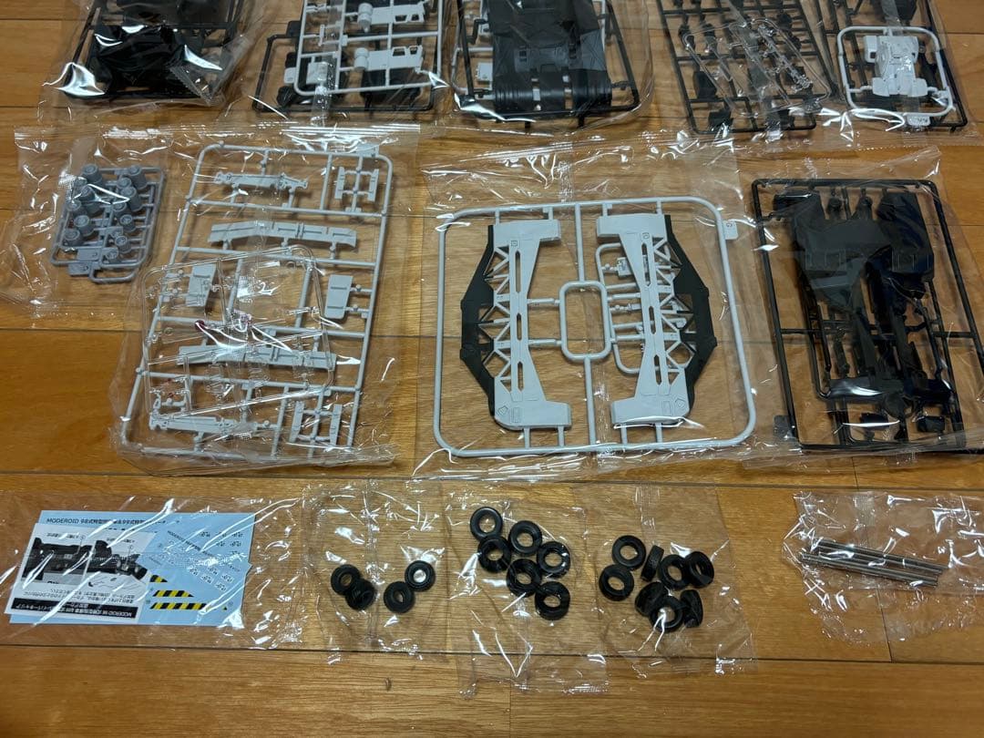 MODEROID 1/60 98式特型指揮車&99式特型レイバーキャリア 未組立