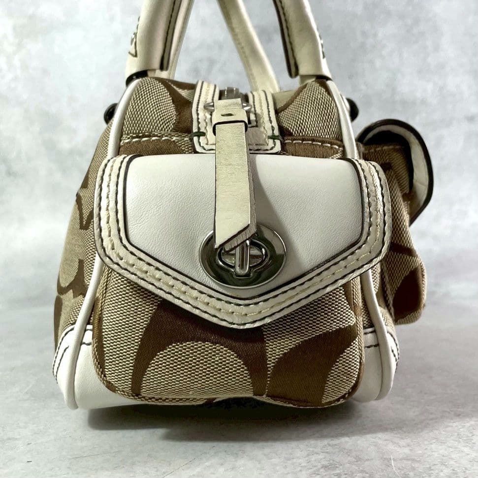 極美品 コーチ ショルダーバッグ ミニボストン シグネチャー レザー ロゴ 白