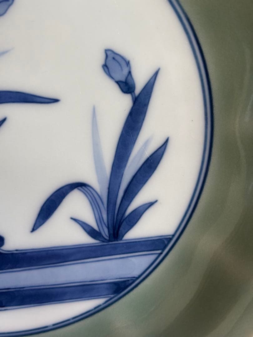 大明成化年製青磁染付流水菖蒲文七寸輪花皿　最上手