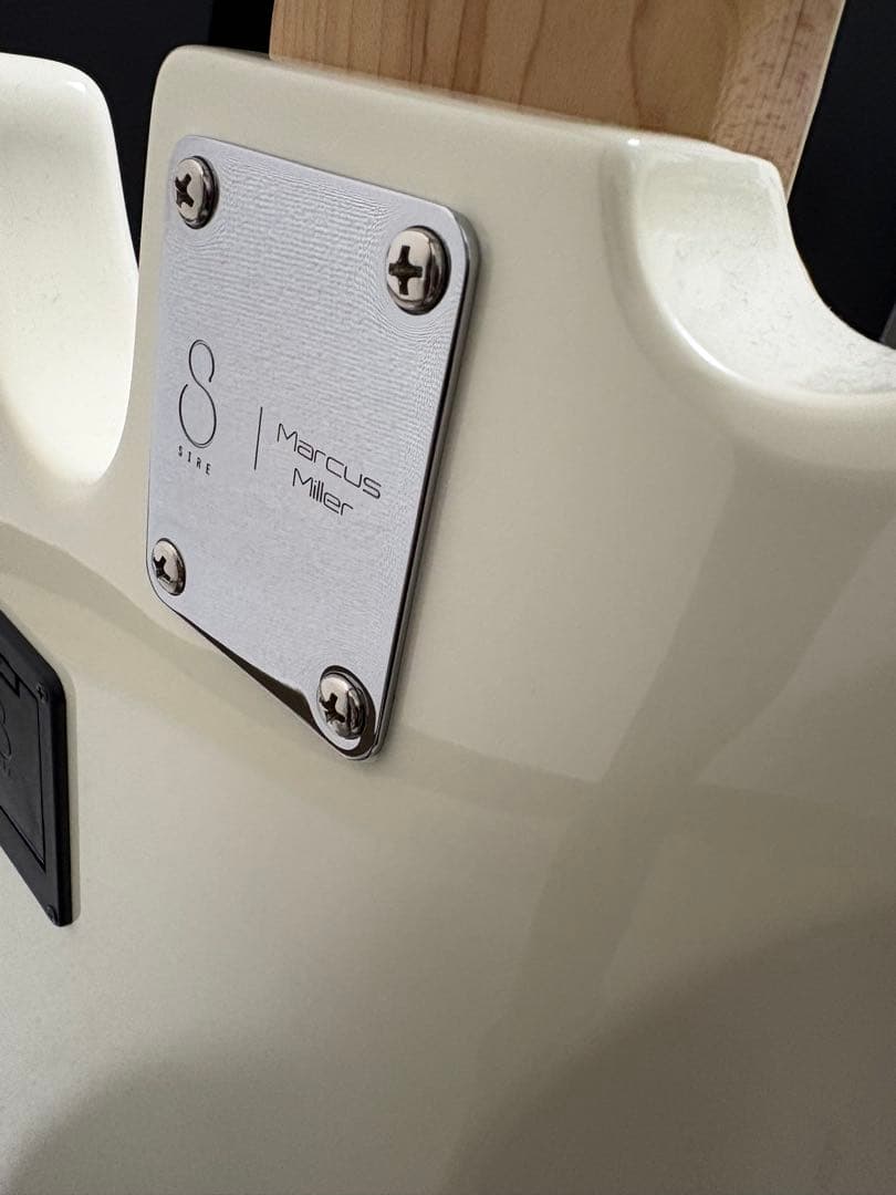 Marcus Miller Sire V7 5弦　Antique White