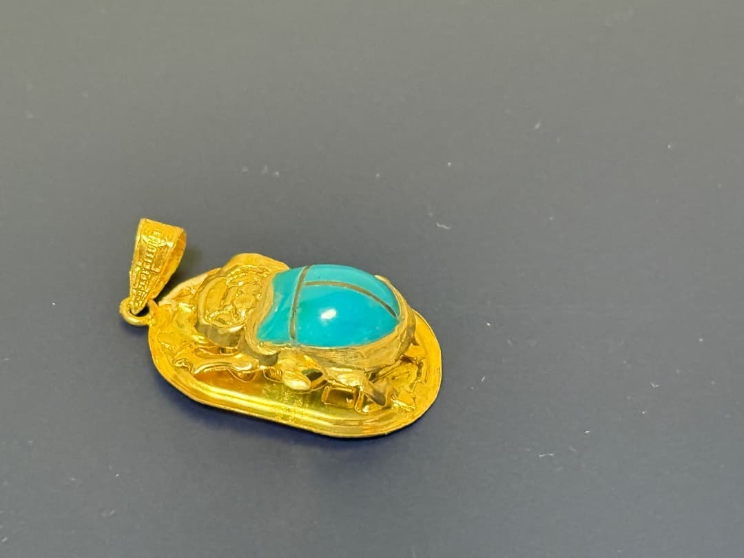 スカラベ ペンダントトップ ゴールドトーン ターコイズブルー風 エジプトモチーフ
