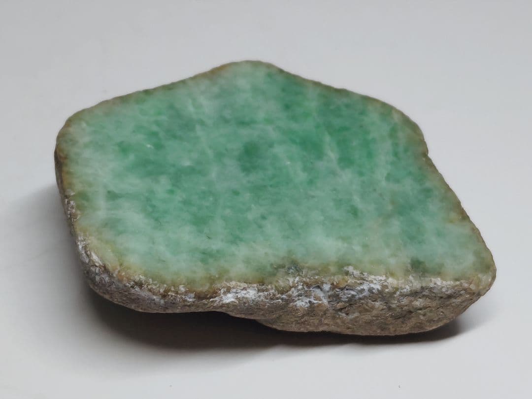 鮮緑 180g 翡翠 ヒスイ 原石 鑑賞石 自然石 誕生石 鉱物 鉱石 水石