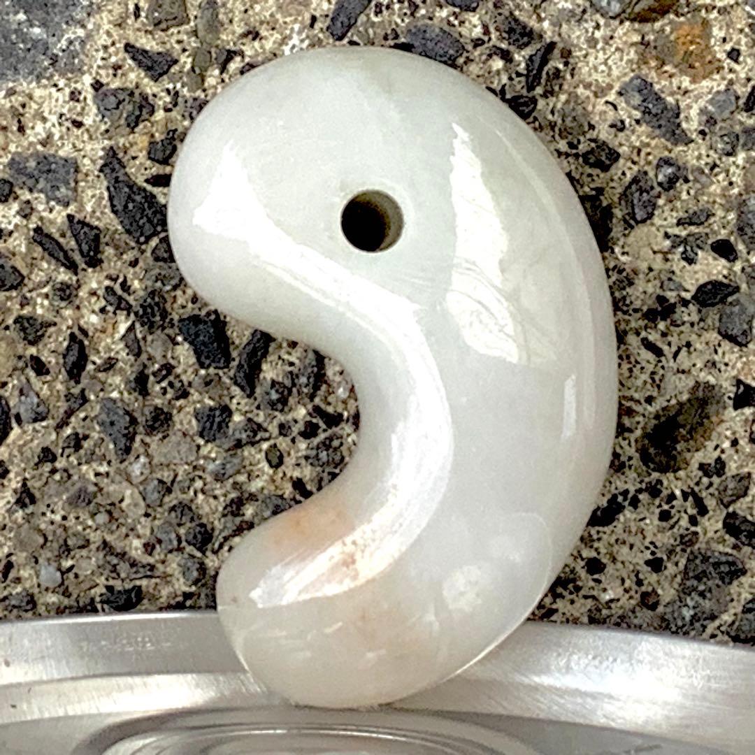 ✳見た事ありませんよね‼️オレンジ混ざり　糸魚川翡翠勾玉　本物ジェダイト鑑別書…