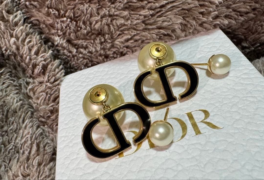 紀*子様 【正規品】Dior パール ロゴ ピアス　美品