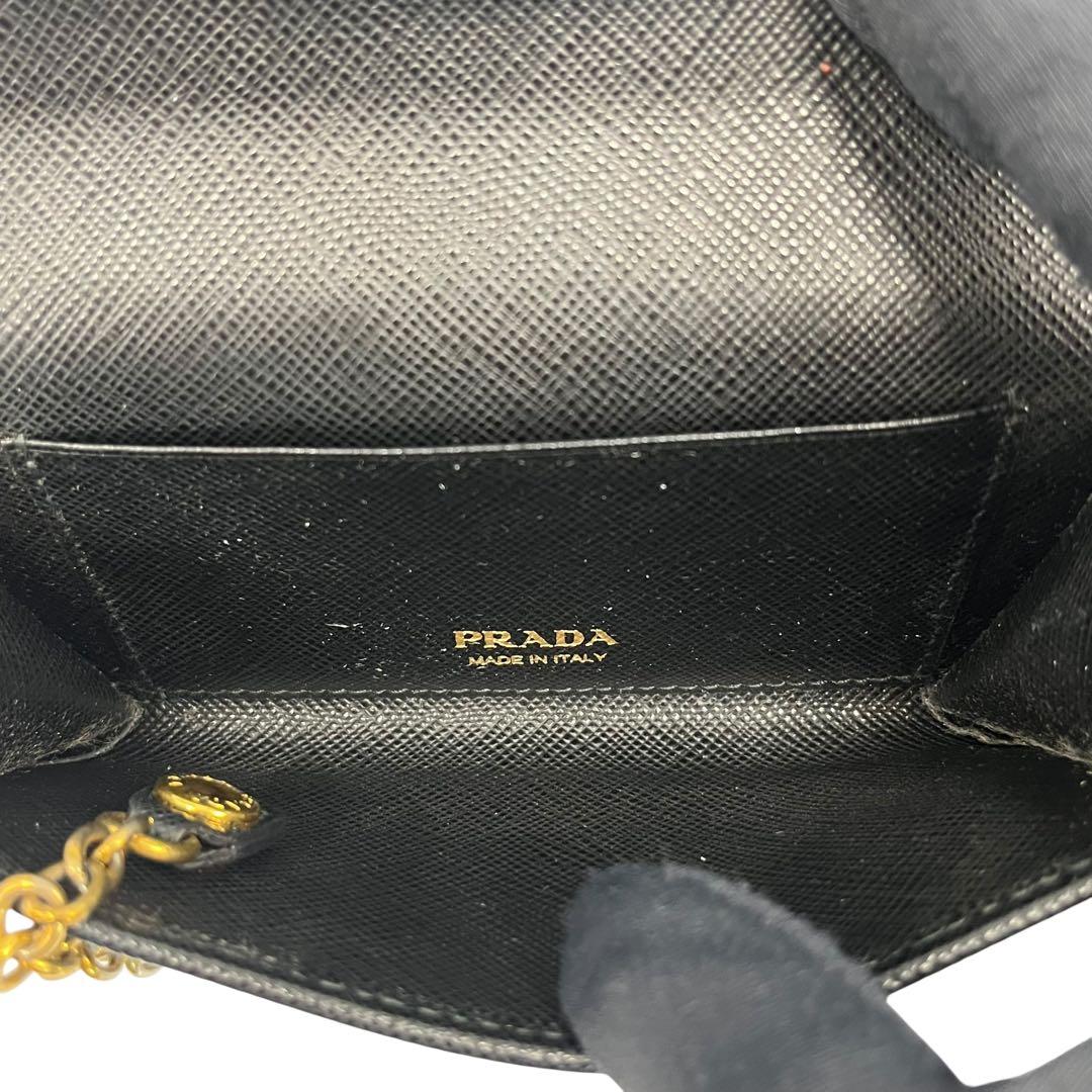極美✨プラダ ケース ミニ財布 サフィアーノレザー ロゴ金具 ブラック