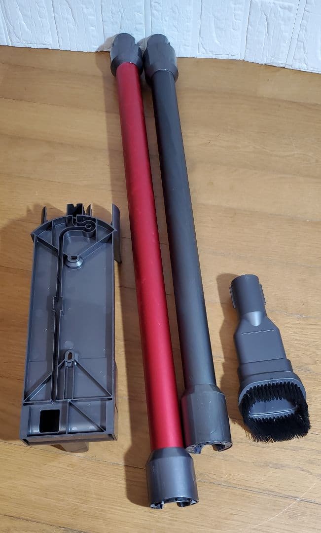 ダイソン SV11　 掃除機本体・レッドパイプ含2本・ノズル付、壁掛け　掃除機