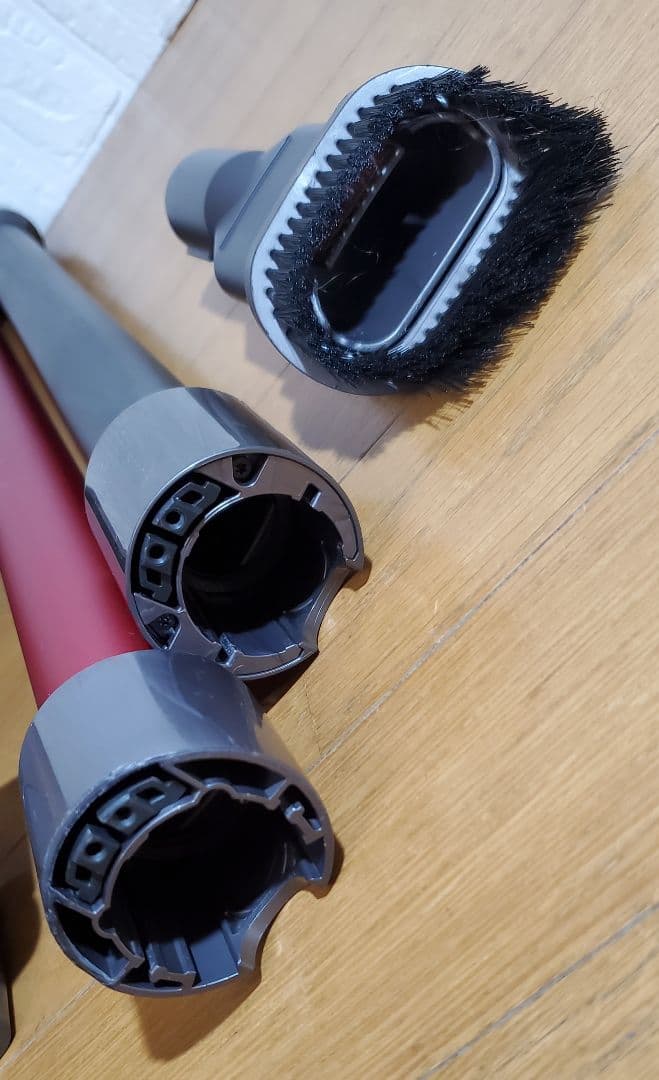 ダイソン SV11　 掃除機本体・レッドパイプ含2本・ノズル付、壁掛け　掃除機