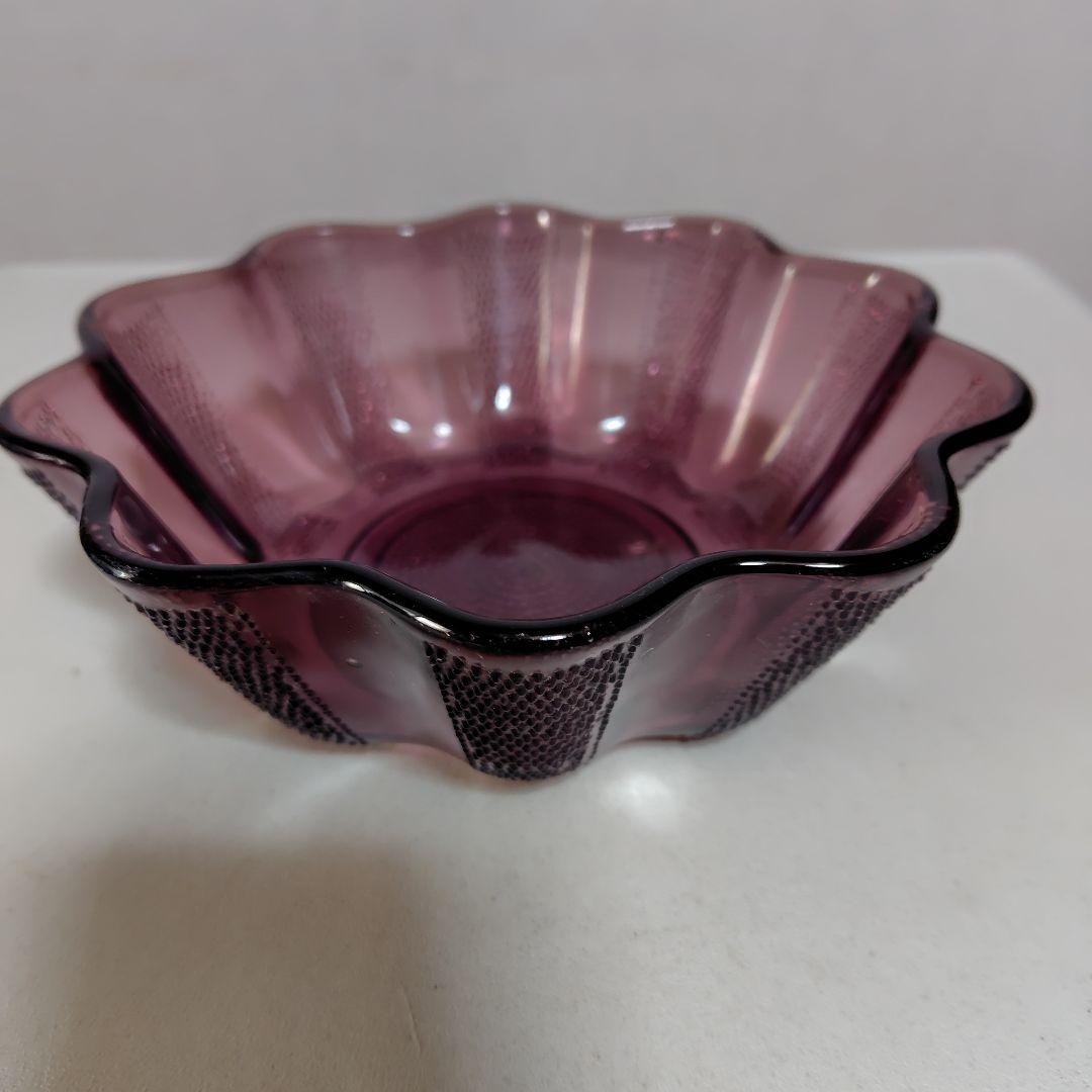 本物ガラス製、果物等入れ紫色が美しいガラス器です。時代大正時代。