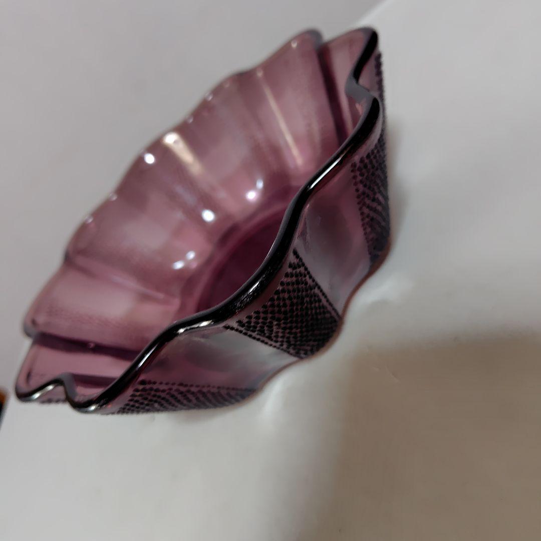 本物ガラス製、果物等入れ紫色が美しいガラス器です。時代大正時代。