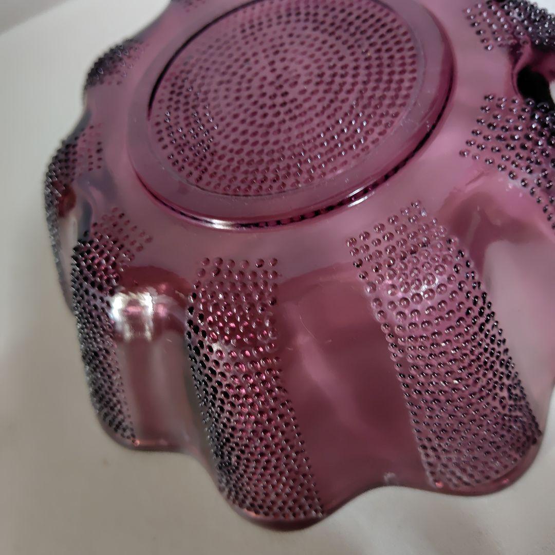 本物ガラス製、果物等入れ紫色が美しいガラス器です。時代大正時代。