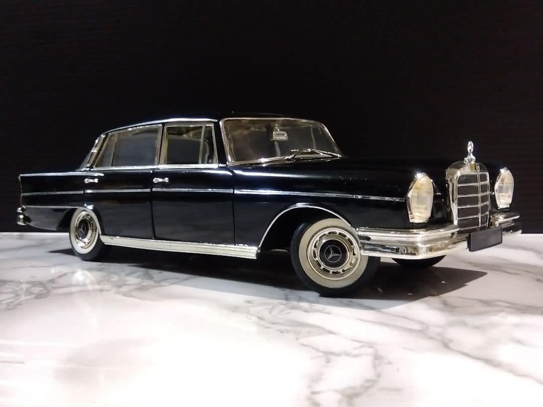 メルセデス・ベンツ 300 SE( ハネベン) 1/18 ブラック