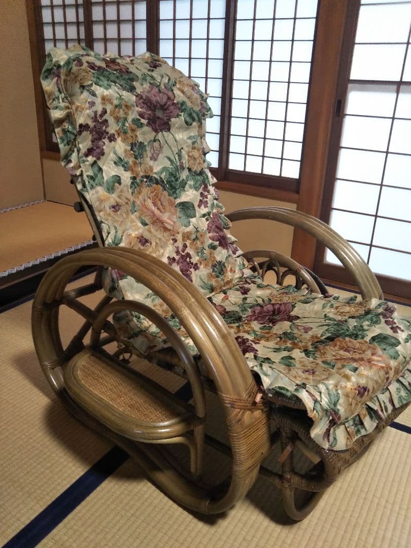 ラタン製リクライニングチェア 花柄シート付き