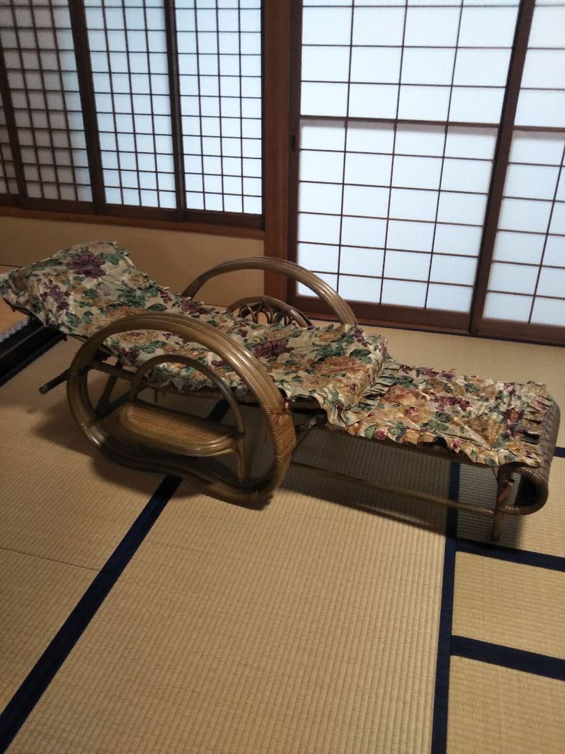 ラタン製リクライニングチェア 花柄シート付き