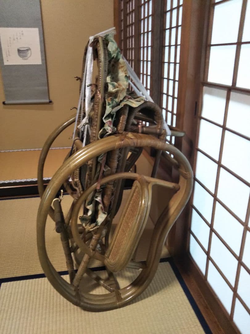 ラタン製リクライニングチェア 花柄シート付き