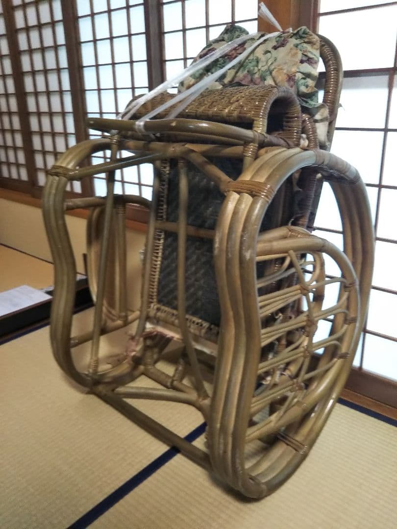 ラタン製リクライニングチェア 花柄シート付き