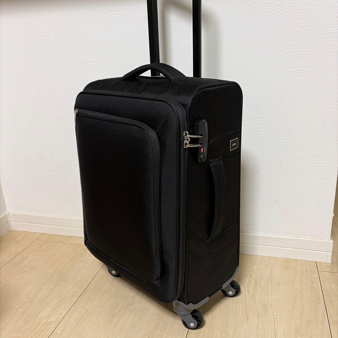 黒の中型スーツケース 4輪