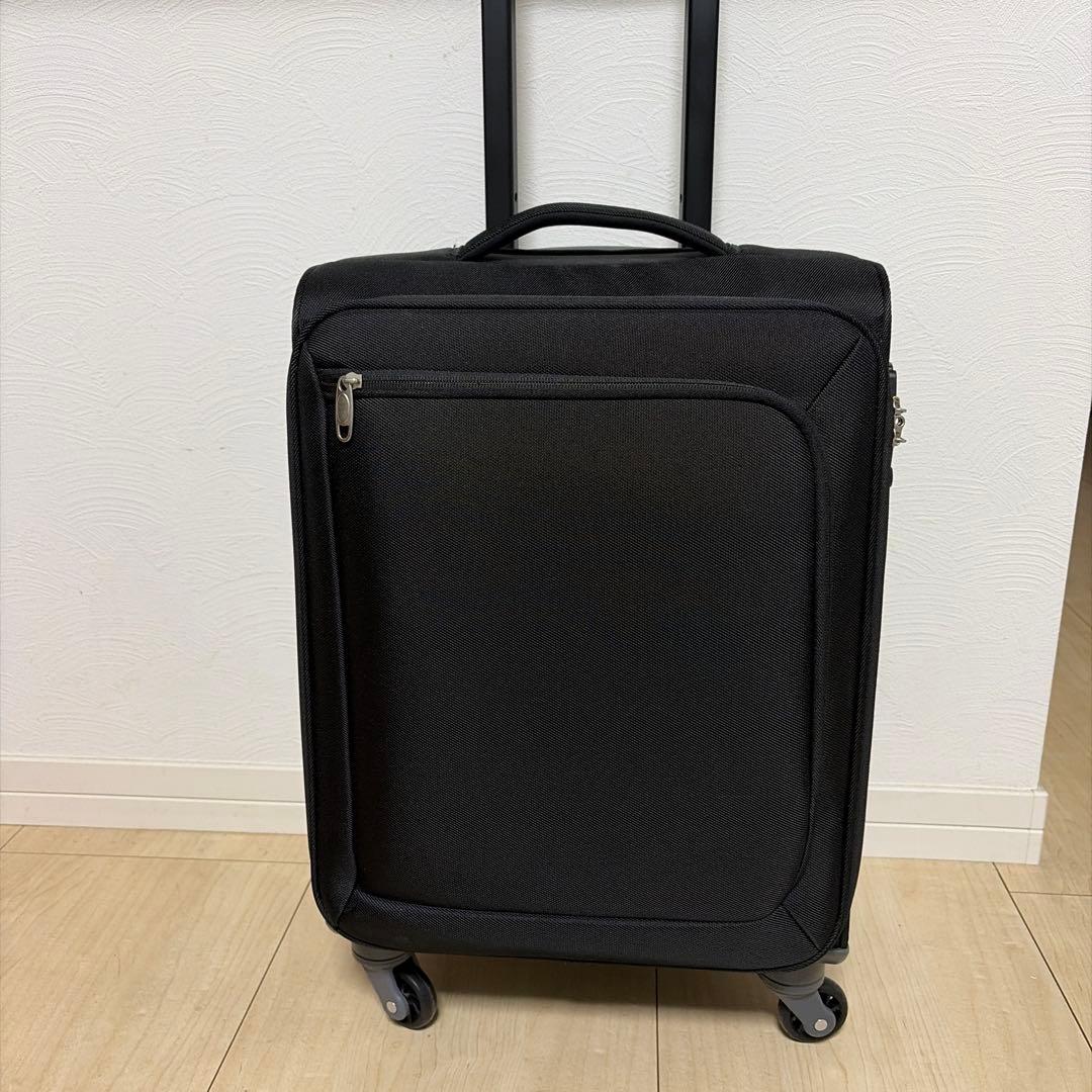 黒の中型スーツケース 4輪