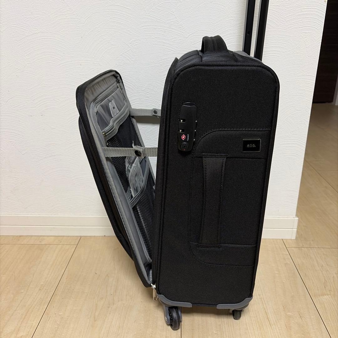 黒の中型スーツケース 4輪