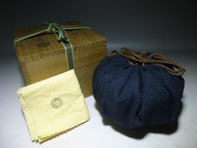 楽吉左衛門　十二代　弘入　黒茶碗／共箱共布／裏千家十五代鵬雲斎極め箱／銘「富松」