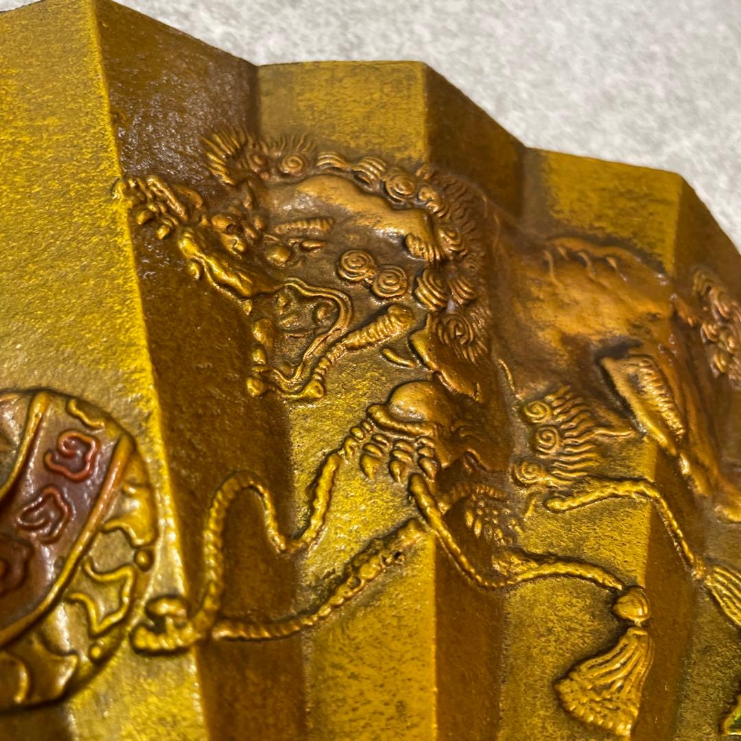 金色の獅子彫刻扇子