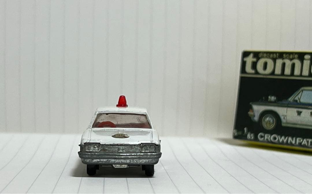 黒箱　日本製　トミカ　no.4 トヨタクラウンパトカー　1Aホイール