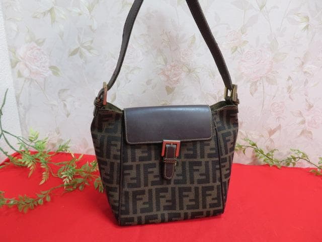 n*u様 6ee1484　FENDIフェンディ　ズッカ柄　セミショルダー