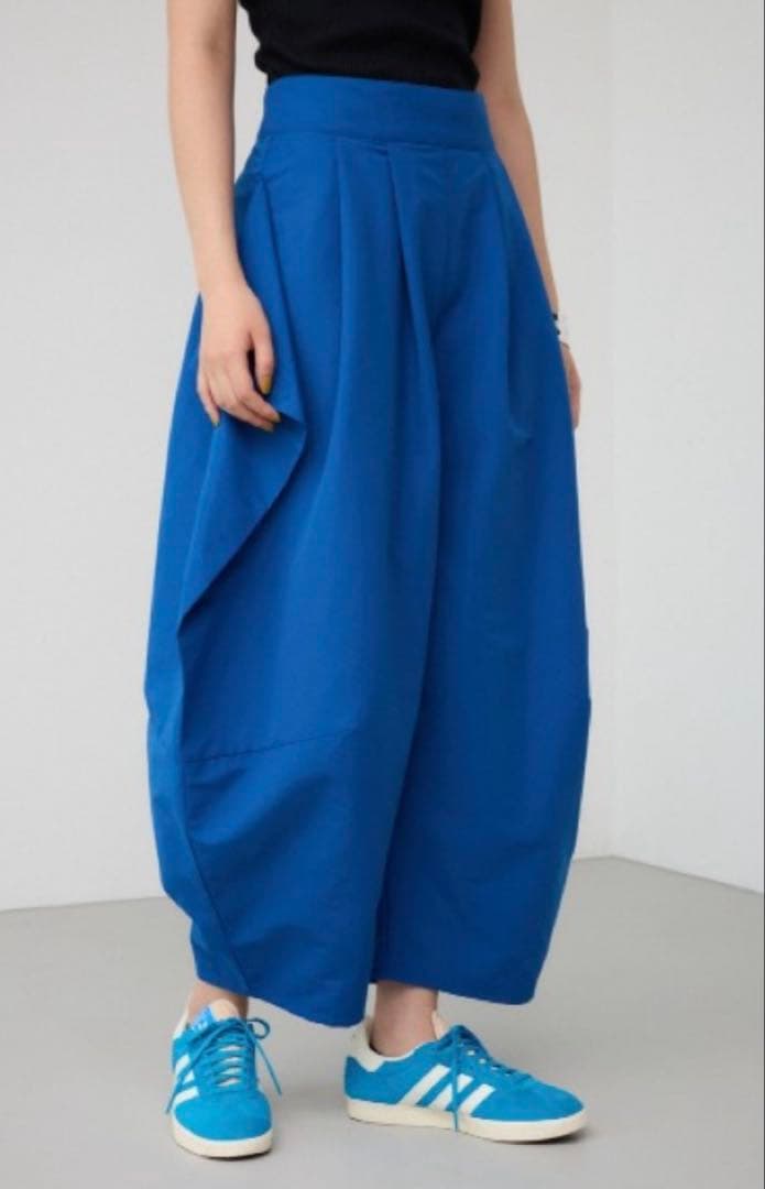 新品未使用タグ付き✨PLUS✨今期✨ デフォルメーションコクーンパンツ✨BLUE