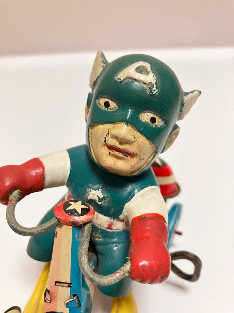 キャプテンアメリカ　ゼンマイ式ベル付き三輪車