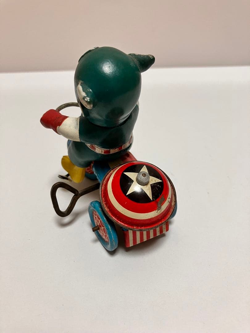 キャプテンアメリカ　ゼンマイ式ベル付き三輪車